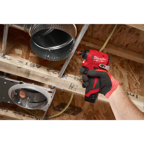 Atornillador de Impacto Subcompacto Milwaukee M12 BLIDRC-202C – Kit 2 Baterías + Cargador — vista de la herramienta en uso; consultar suministro de esta versión
