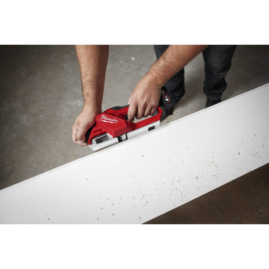 Cepillo Milwaukee M12 BLP-402X – Kit 2 Baterías M12 B4 + Cargador C12C — vista de la herramienta en uso; consultar suministro de esta versión