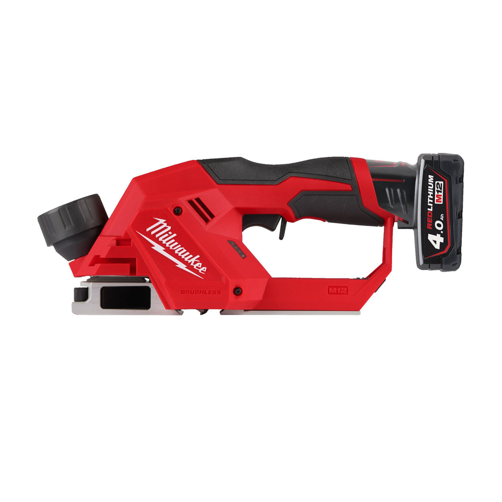 Cepillo Milwaukee M12 BLP, vista lateral con batería M12 B4.