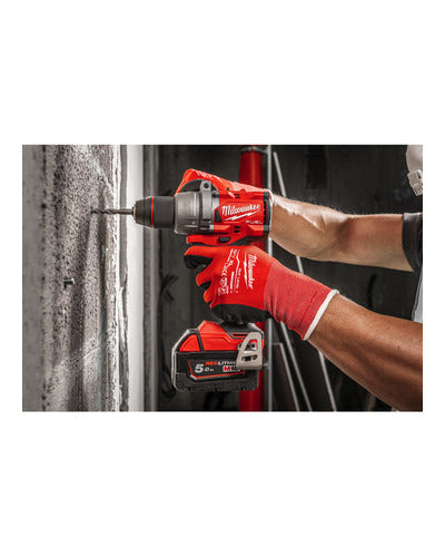 Milwaukee M18 FPD3 en uso. La batería mostrada no se incluye en la versión FPD3-0X.