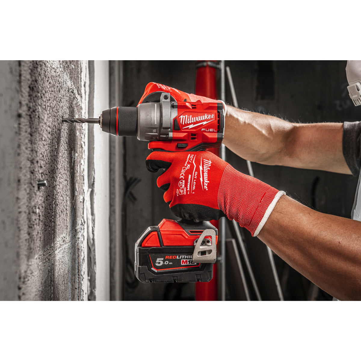 Milwaukee M18 FPD3 en uso. La batería mostrada no se incluye en la versión FPD3-0X.